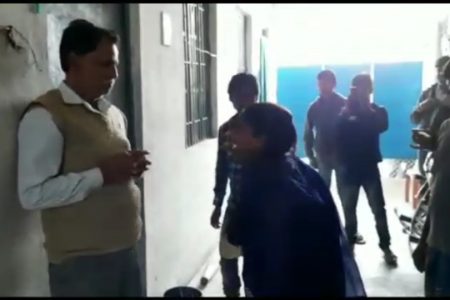 वेलेंटाइन डे पर प्यार का इजहार पड़ा महंगा, चप्पल से हुई डॉक्टर की पिटाई