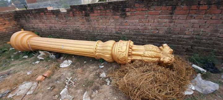 कूड़े के बीच पड़ा प्रतीकात्मक अशोक स्तंभ।