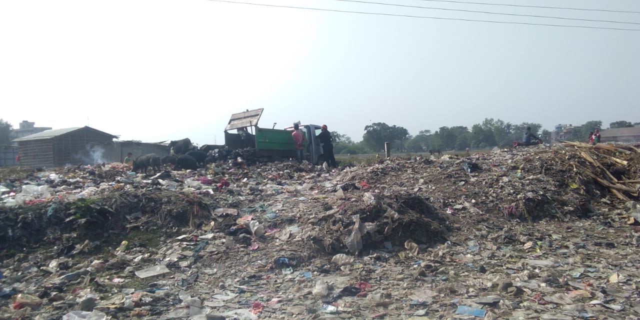 नो मेंस लैंड पर कूड़े का ढेर