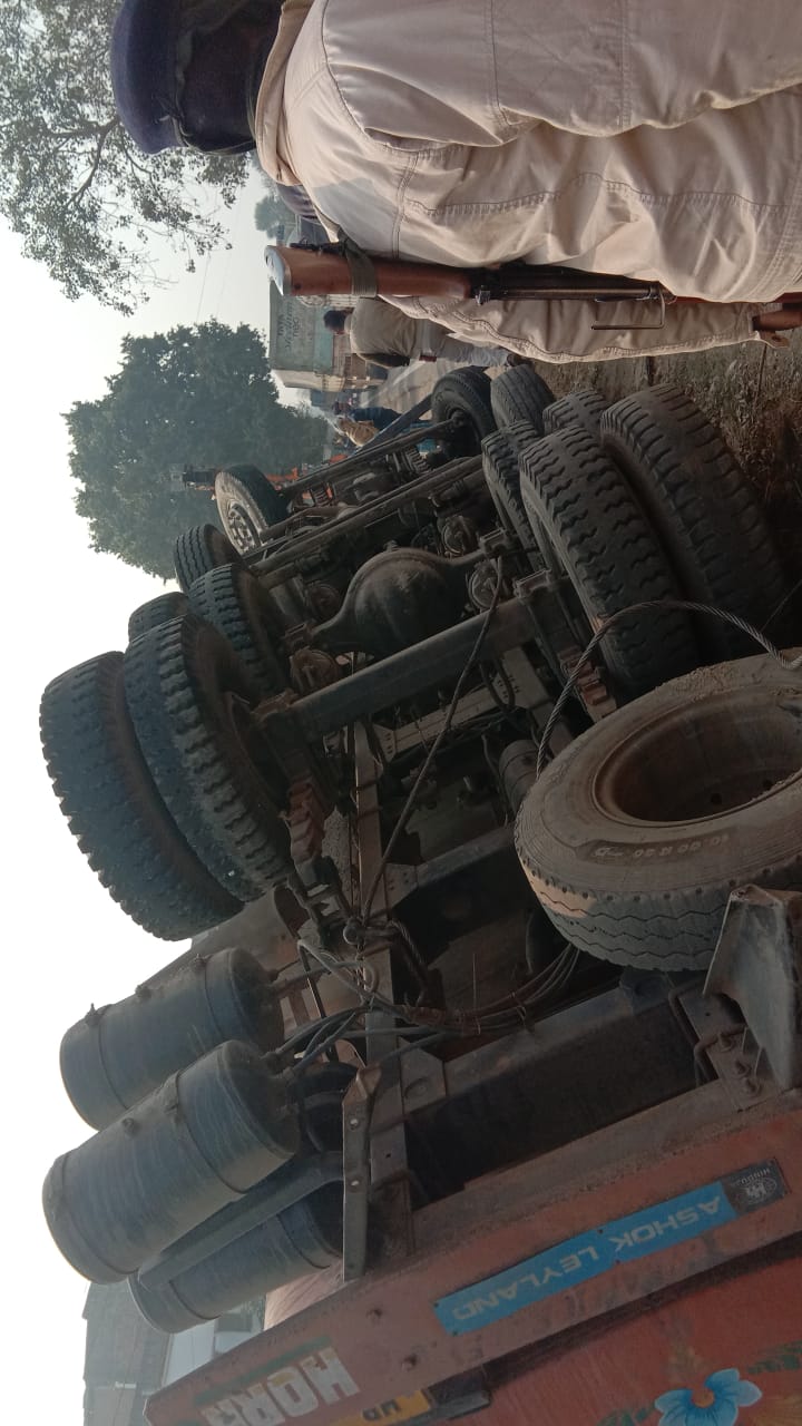 नवादा में सड़क दुर्घटना के बाद पलटा वाहन।