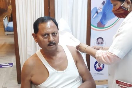 सासाराम के सांसद ने लिया कोरोना का टीका
