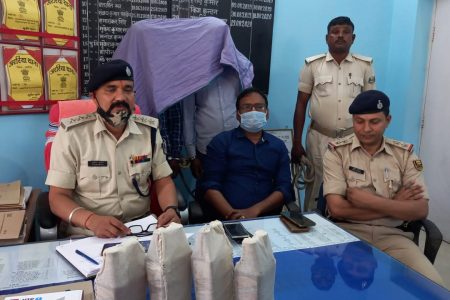 अधिकारी का बोर्ड लगे वाहन से भारी मात्रा में शराब बरामद