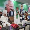 पार्टी विलय की घोषण करते उपेंद्र कुशवाहा व मंचासीन मुख्यमंत्री नीतीश कुमार व अन्य।