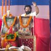 नारी के धर्म की व्याख्या करते आचार्य दिलीप।