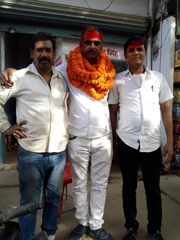 समर्थकों के साथ बिहारी कुमार।