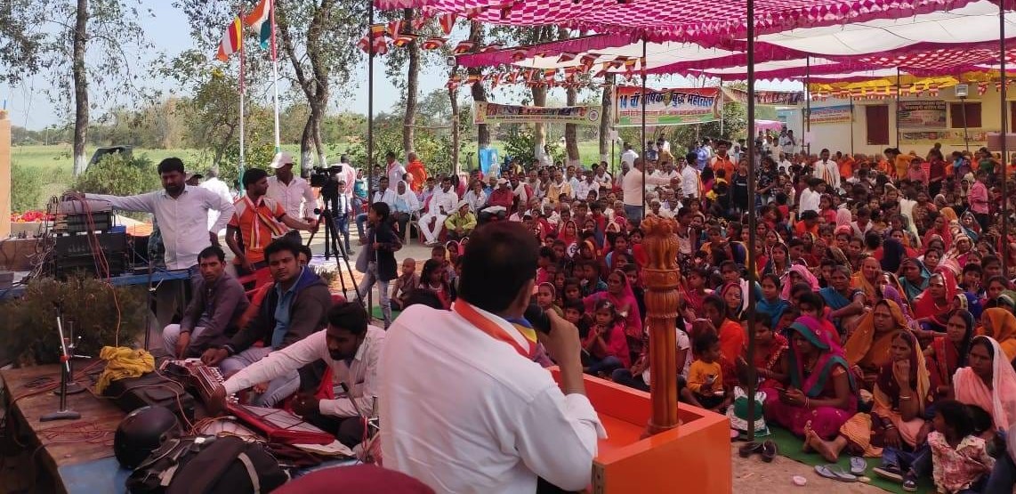 बुद्ध् महोत्सव में लोगों को संबोधित करते अतिथि।