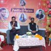 पोएट्री फ्यूजन में काव्य पाठ करते कविगण।