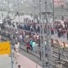 कटिहार रेलवे स्टेशन पर बवाल करते सेना अभ्यर्थी।