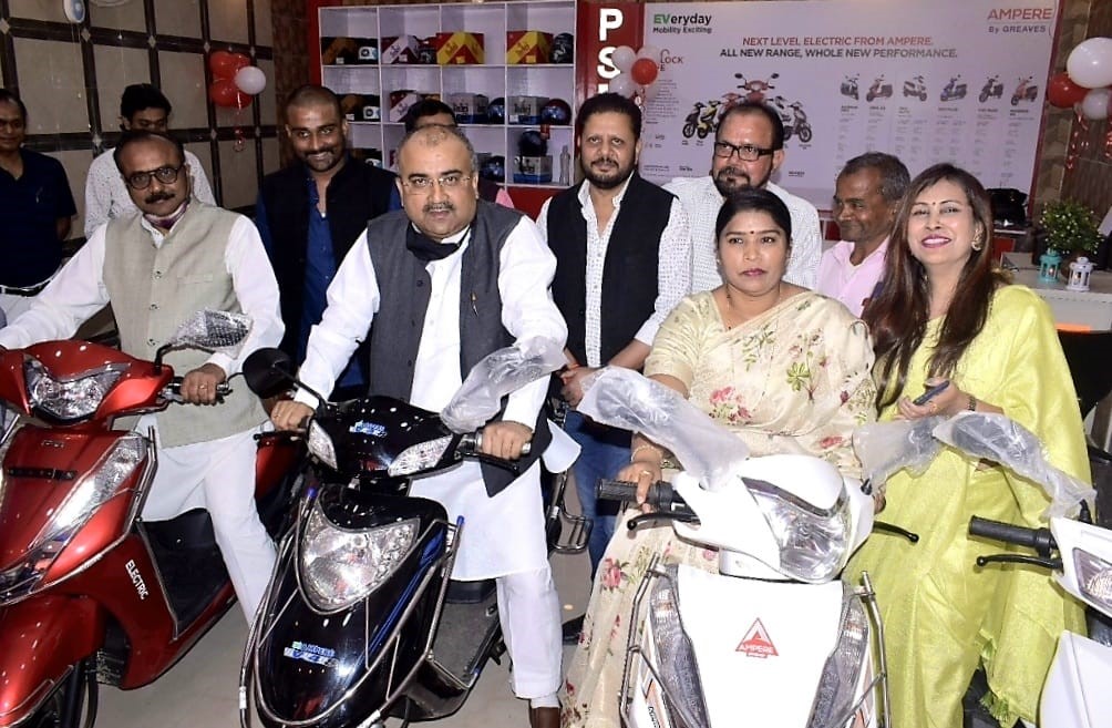 शोरूम में स्कूटी प्रदर्शित करते मंत्री व अन्य।