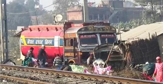 रक्सौल में टैंकर से डीजल चुराते तेल के तस्कर