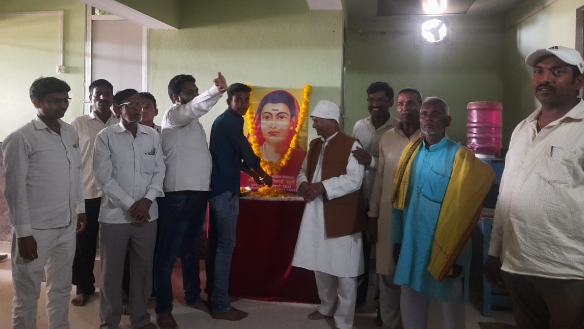 देश की प्रथम शिक्षिका सावित्री बाई फुले को नमन करते मौर्य शक्ति के सदस्य।