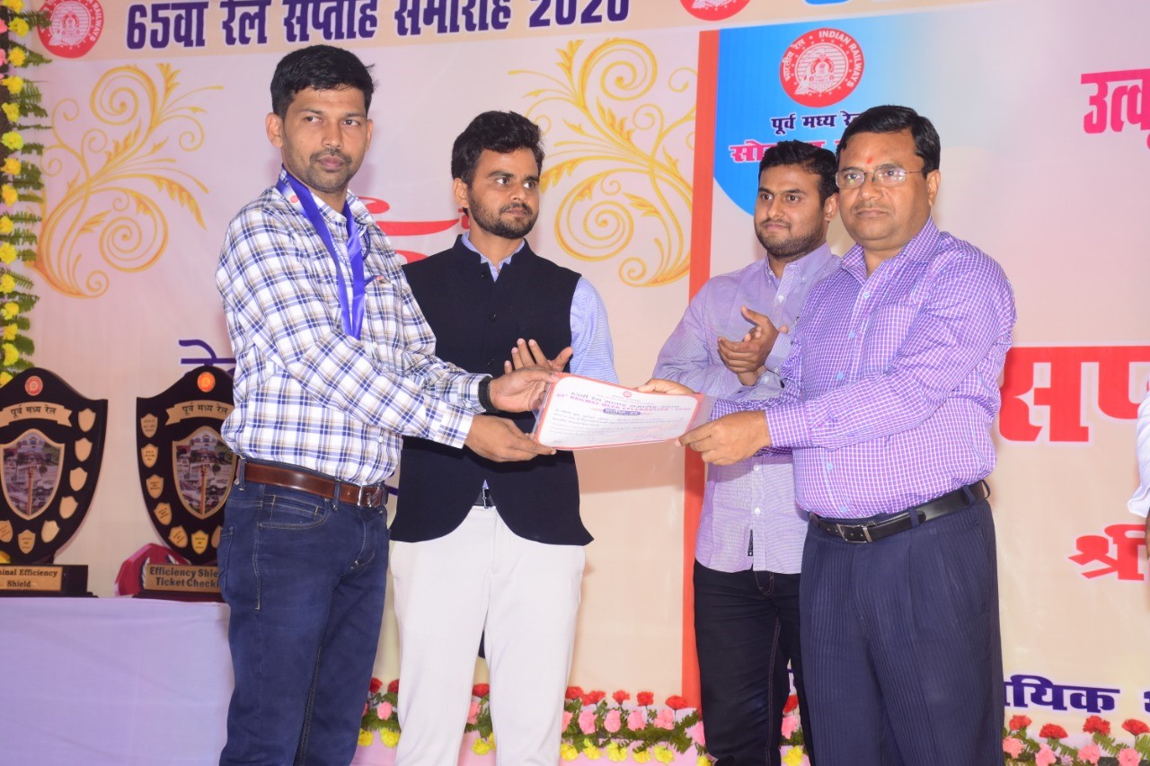 65वें रेल सप्ताह समारोह पर पुरस्कृत करते मंडल रेल प्रबंधक अनिल कुमार