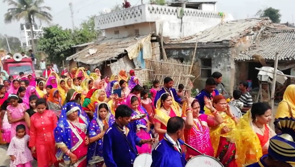 समस्तीपुर के पटसा गांव में निकली श्रीराम लक्ष्मण की बारात में शामिल नर-नारी।