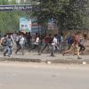 उपद्रव करते कोचिंग छात्रों को खदेड़ती पुलिस।