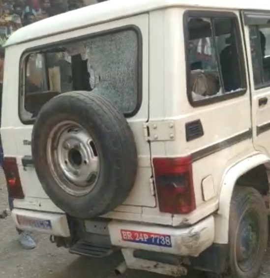 पथराव में टूटा पुलिस की गाड़ी का शीशा।