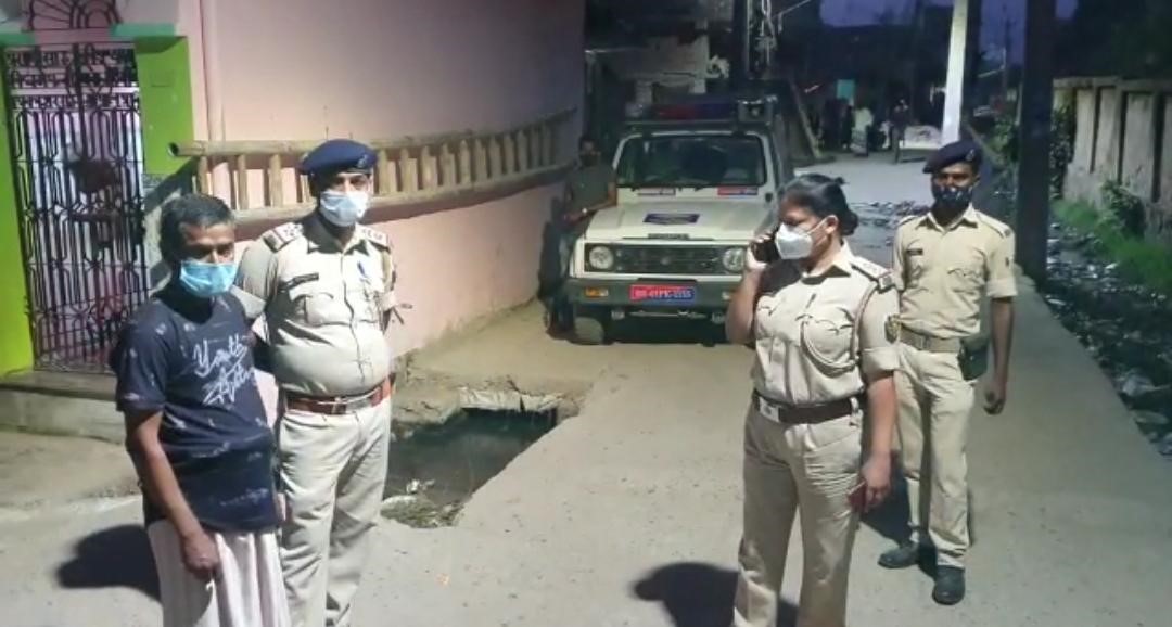 बम विस्फोट के बाद घटनास्थल पर जांच के लिए पहुंची पुलिस।