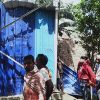 नल-जल योजना की धराशायी टंकी को देखते लोग।