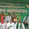 रोहतास जिले के करगहर में किसान महापंचायत को संबोधित करते राकेश टिकैत व अन्य किसान नेता।