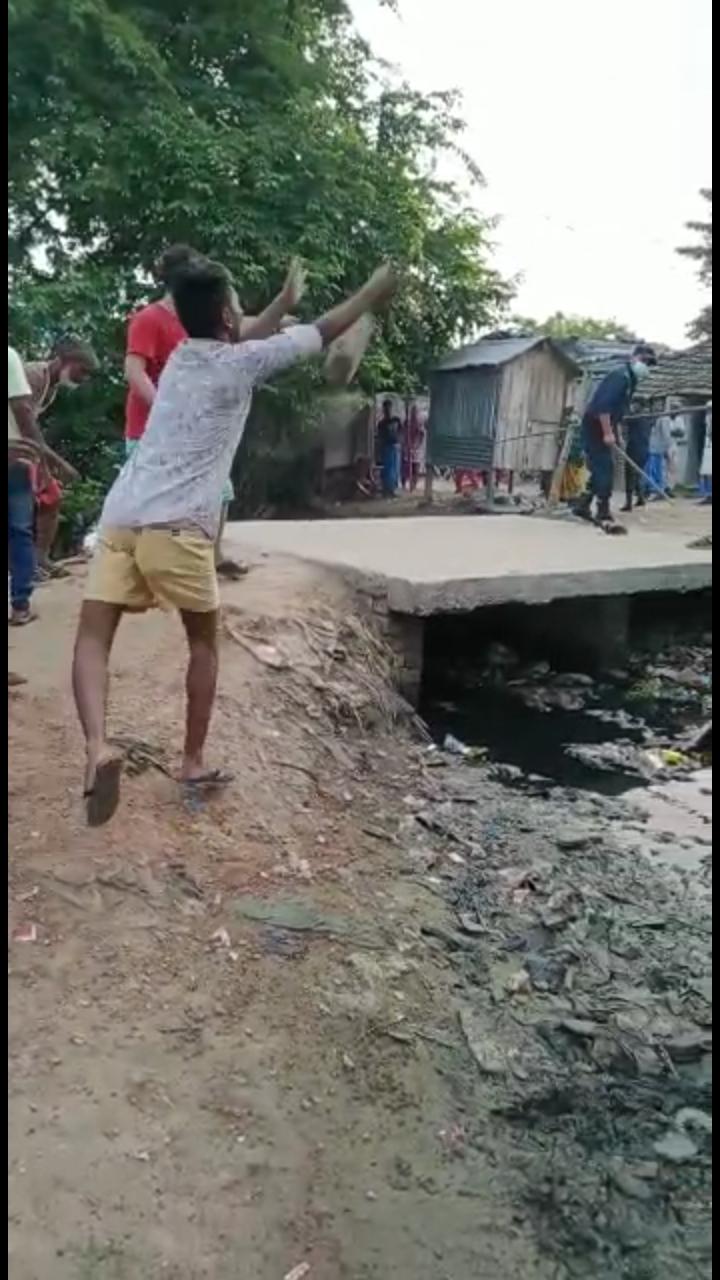 झड़प के दौरान सुरक्षा बलों पर पत्थर फेंकते लोग।