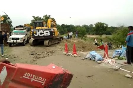 जयप्रभा सेतु के एप्रोच रोड मरम्मत का काम जारी, जल्द आवागमन सुचारू होने की उम्मीद