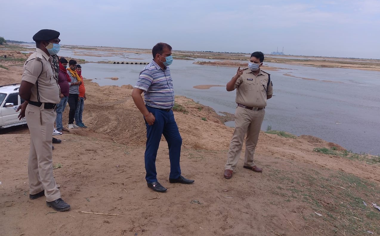 सोन नदी में अवैध बालू खनन के विरोध में कार्रवाई करते पुलिस अफसर।