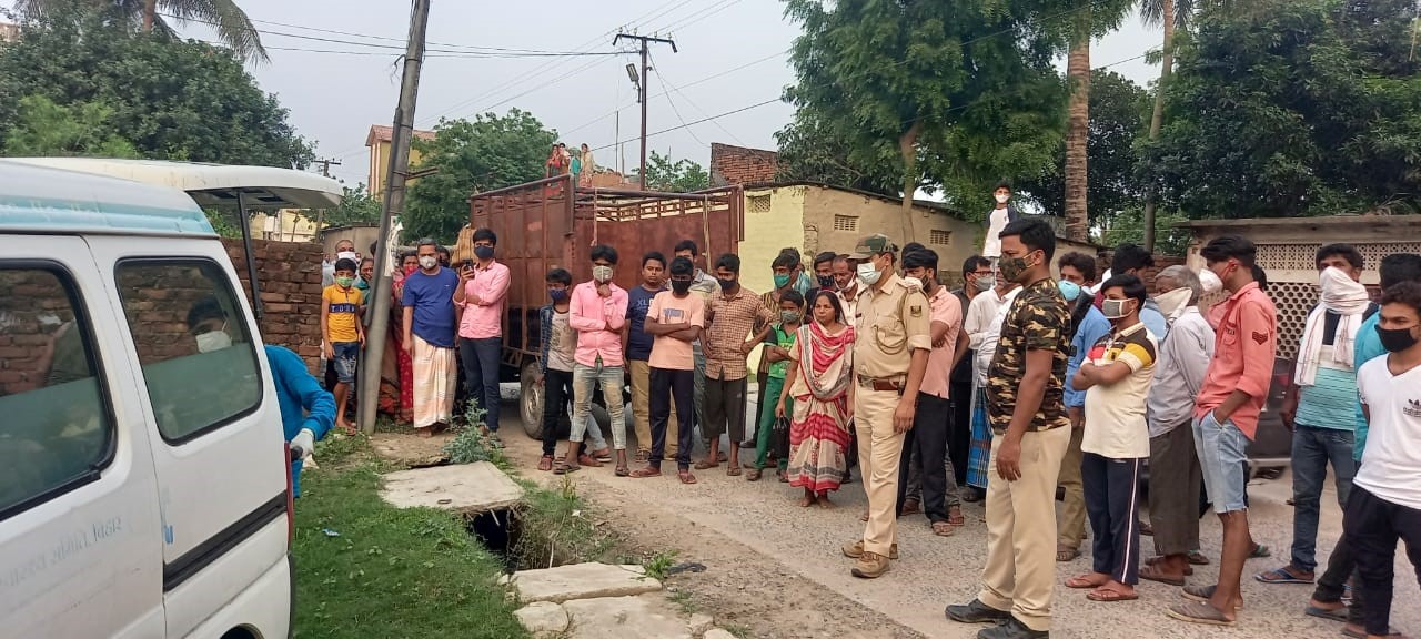 युवक की लाश को पोस्टमार्टम के लिए भेजती अररिया नगर थाना की पुलिस।
