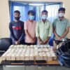 पुलिस की गिरफ्त में हवाला कारोबारी व जब्त रकम।