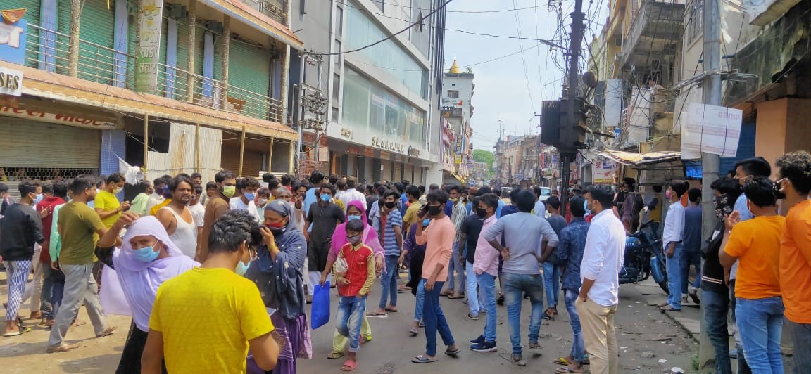 जोबनी बाजार में फायरिंग के बाद घटनास्थल पर जुटी भीड़।