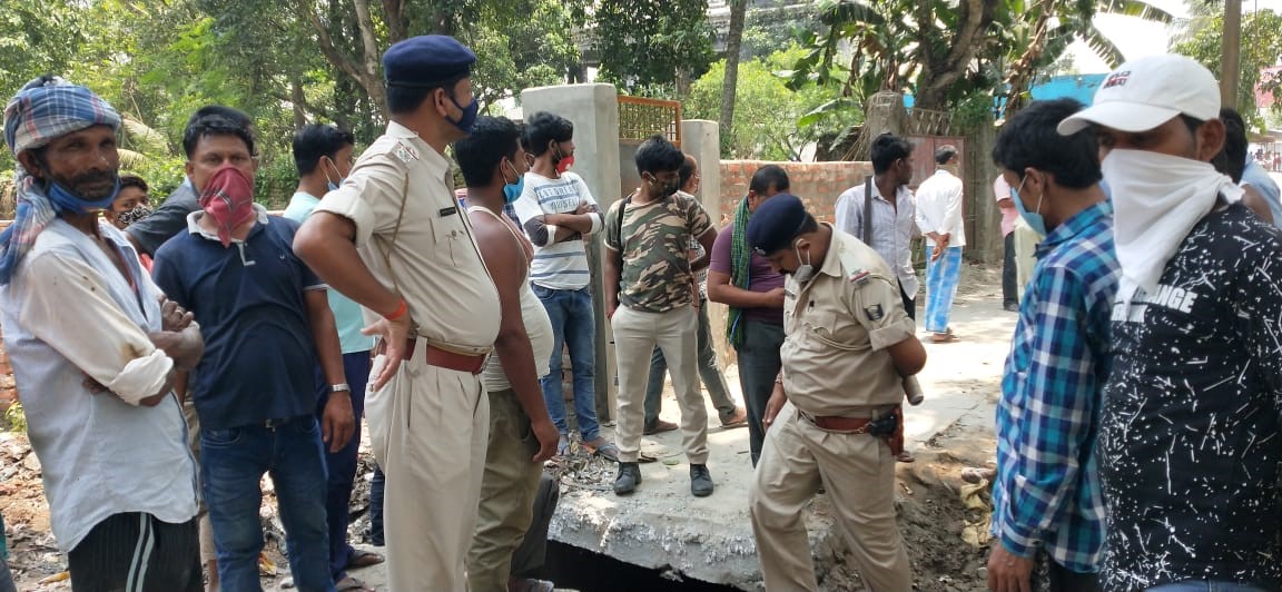 चोर की तलाश में नाले की खाक छानते पुलिस पदाधिकारी।