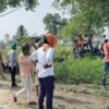 खेत में करंट से मवेशियों की मौत के बाद जुटी ग्रामीणों की भीड़।