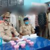 पुलिस की गिरफ्त में स्मैक तस्कर व जानकारी देते एसडीपीओ।