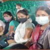 पटना के एसके मेमोरियल हॉल में टीकाकरण के लिए पहुंचे मीडियाकर्मी व उनके परिजन।