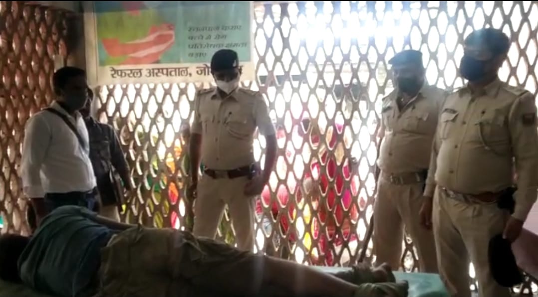 मॉब लिंचिंग में मारे गए युवक का शव देखते पुलिसकर्मी।
