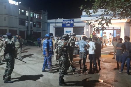 सड़क पर खड़े ट्रक से पुलिस वैन की जोरदार टक्कर,  शराब सप्लाई के लाइनर की मौत