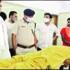 पूर्व सांसद अश्वमेध देवी के भाई सुनील कुमार का शव देखते पुलिस अफसर व अन्य।