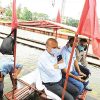 पानी से भरे रेलवे ट्रैक का निरीक्षण करते एडीआरएम व अन्य रेल अधिकारी।
