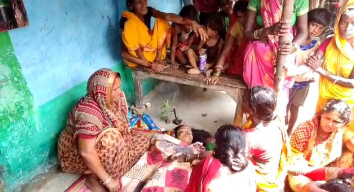 दुर्घटना में महिला की मौत के बाद शोकाकुल परिवार।