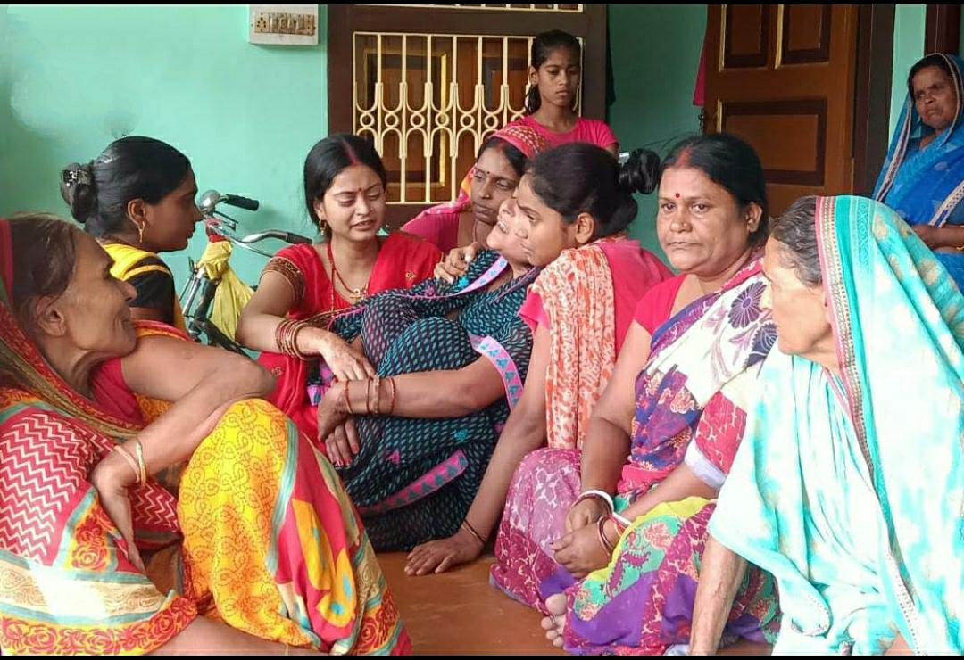 युवक की हत्या के बाद विलाप करतीं परिजन।