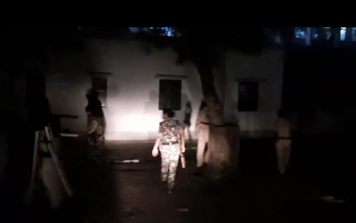 अररिया सदर अस्पताल संदिग्ध हालात में देखी गयीं महिलाओं की खोजबीन करती महिला पुलिस।