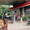 औरंगाबाद के इसी पेट्रोल पंप से भेजा गया था कैश। इनसेट में गोली लगने से घायल पंपकर्मी।