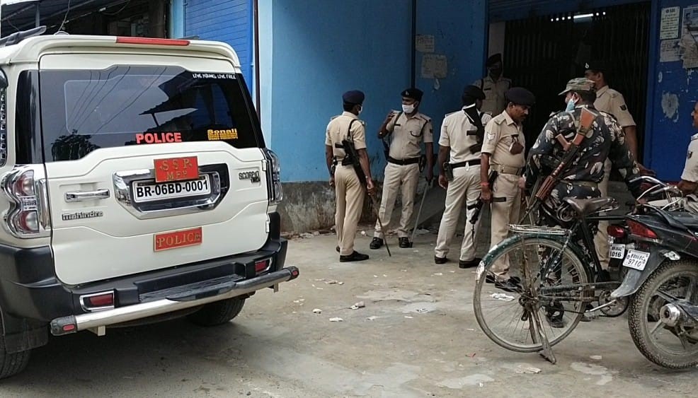 स्टेट बैंक की शाखा के पास जांच करती पुलिस।