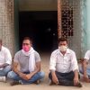 अंचलाधिकारी कार्यालय के गेट पर धरना देते विधायक मनोज मंजिल।