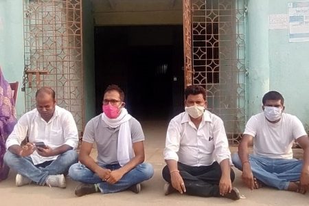 विधायक को बुलाकर खुद दफ्तर नहीं आए सीओ, नाराज विधायक ने वहीं पर दिया धरना