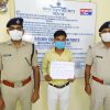 कुदरा के नेवरास में RPF की छापेमारी के दौरान पकड़ा गया टिकट दलाल त्रिलोकी सिंह।