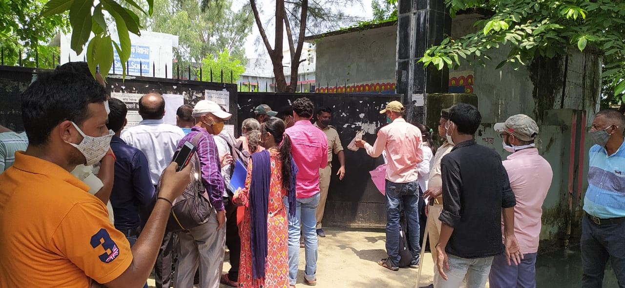 मंगलवार को पटना के शास्त्री नगर काउंसलिंग सेंटर पर शिक्षक नियोजन के लिए पहुंचे अभ्यर्थी।