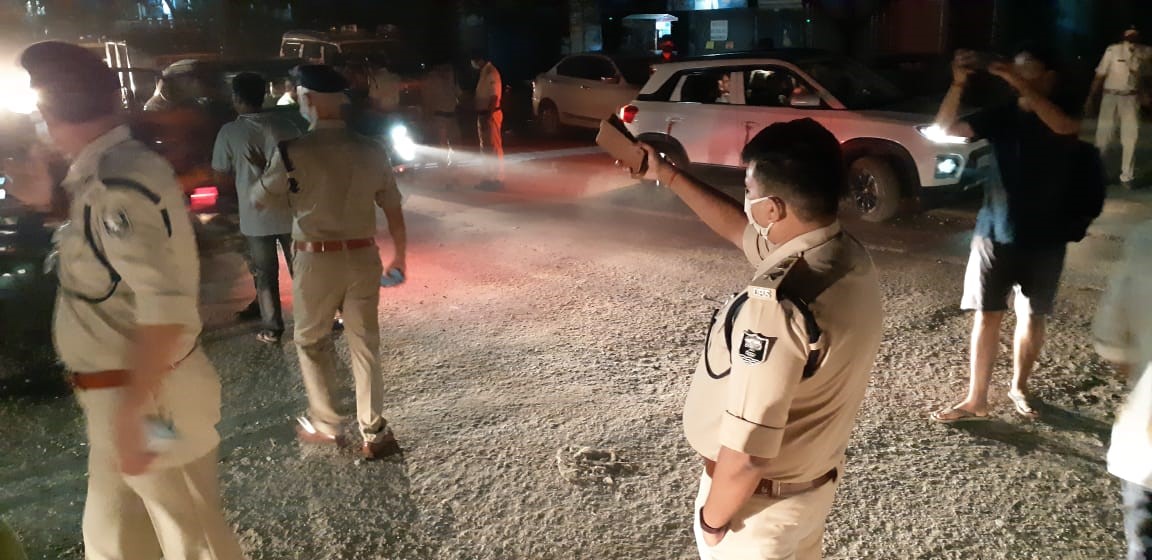 मातहतों को निर्देश देते रोहतास पुलिस कप्तान आशीष भारती।
