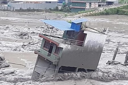 नेपाल में फिर आई भीषण बाढ़, जलसैलाब में बह गए 17 मकान