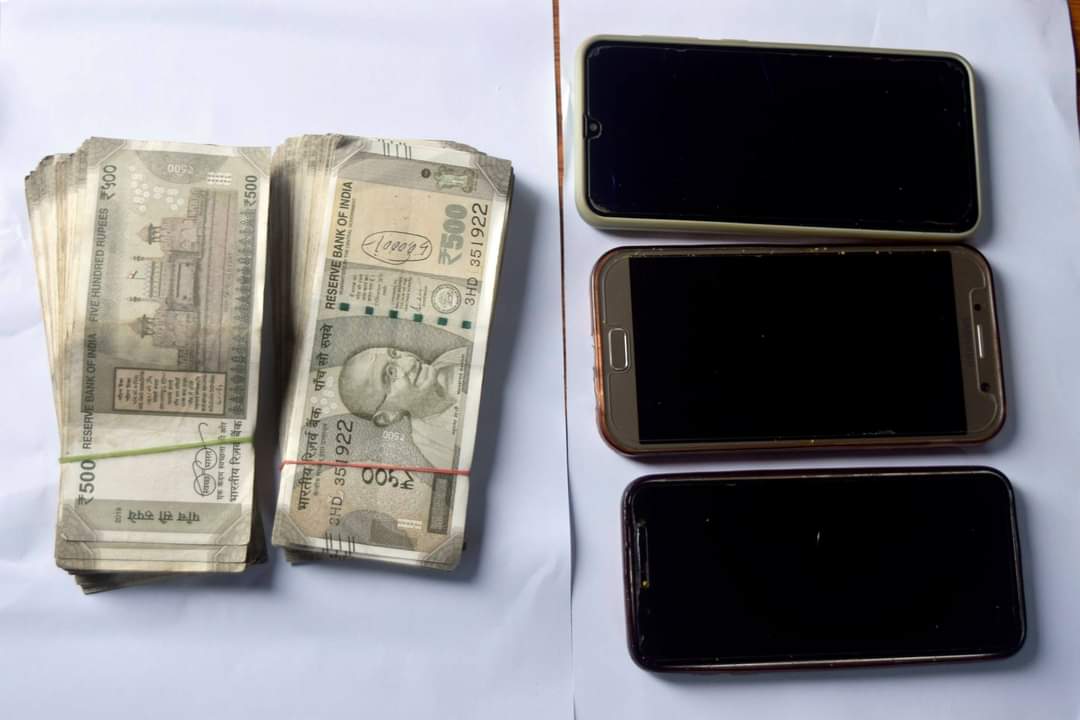 सोना तस्करी करने वाले गिरोह के पास से जब्त रुपये व मोबाइल