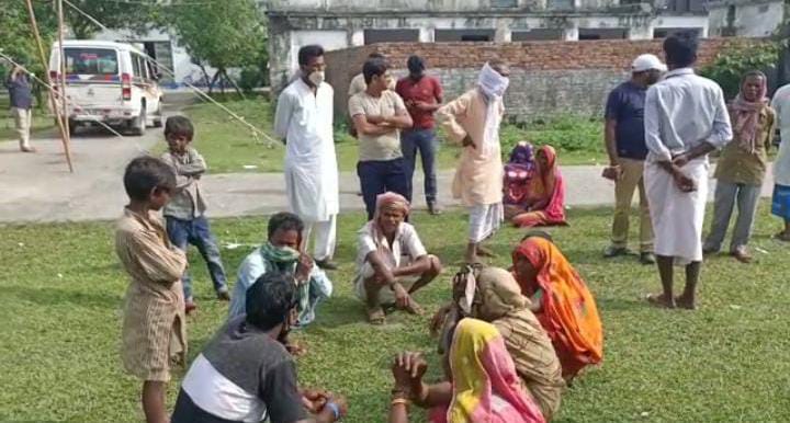 टेम्पो व ट्रक की टक्कर के बाद हताहतों के शोकाकुल परिजन।