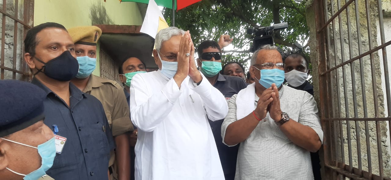 बाढ़ का जायजा लेने पहुंचे बिहार के मुख्यमंत्री नीतीश कुमार व उपमुख्यमंत्री